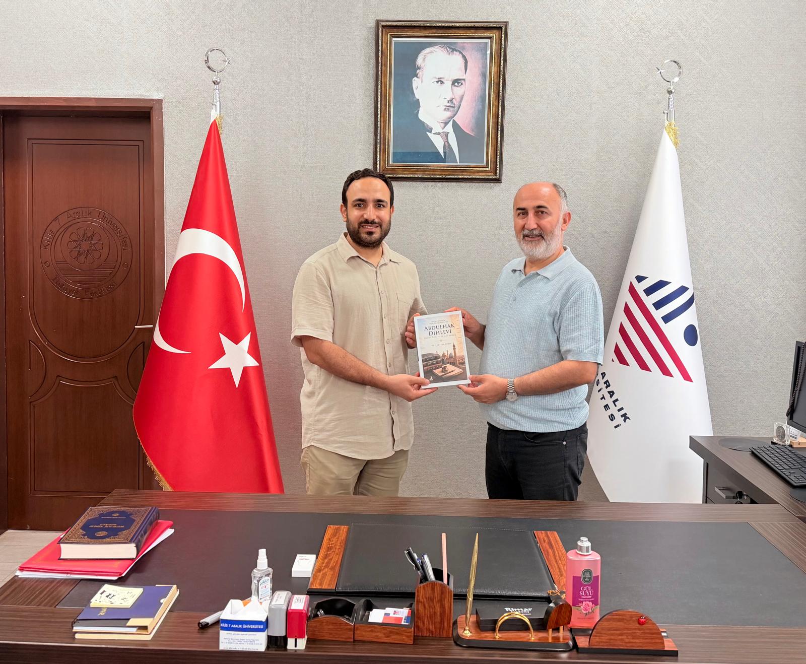 Fakültemiz Öğretim Elemanı Arş. Gör. Dr. Ramazan Çoban'dan Fakülte Dekanımız Prof. Dr. Halil Aldemir'e Hediye Takdimi
