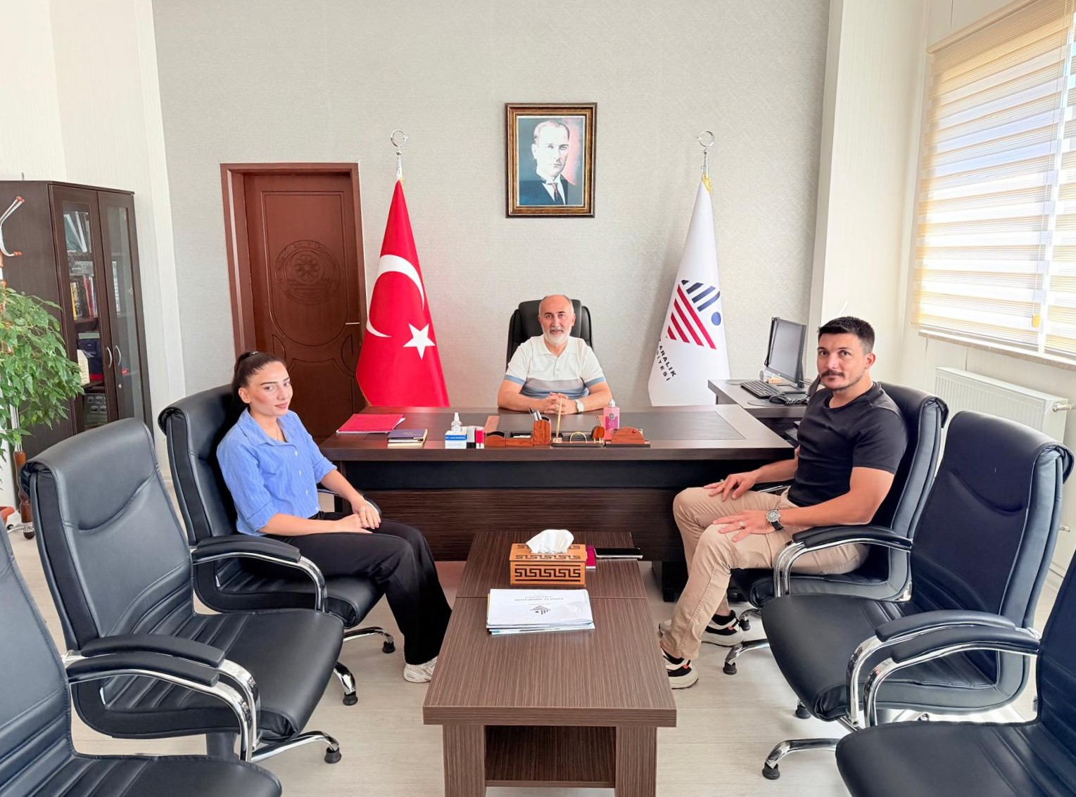 Fakültemiz Bünyesinde Gerçekleştirilen Ulusal Staj Programını Başarıyla Tamamlayan İktisadi ve İdari Bilimler Fakültesi Öğrencimiz Zeynep Şahan Fakülte Dekanımızı Ziyaret Etti