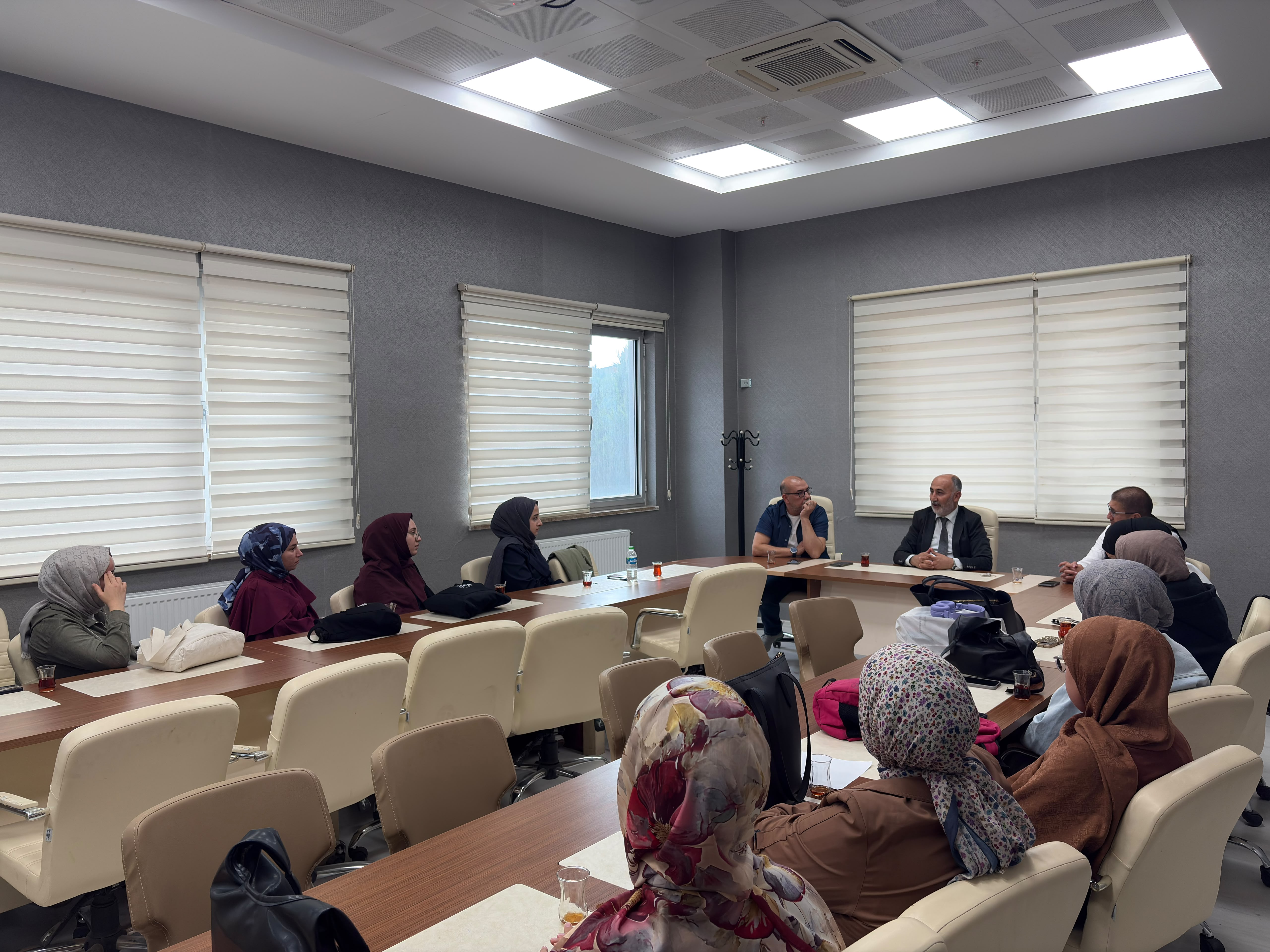 Dekanımız Prof. Dr. Halil Aldemir, Hazırlık Sınıfı B Şubesiyle Bir Araya Geldi