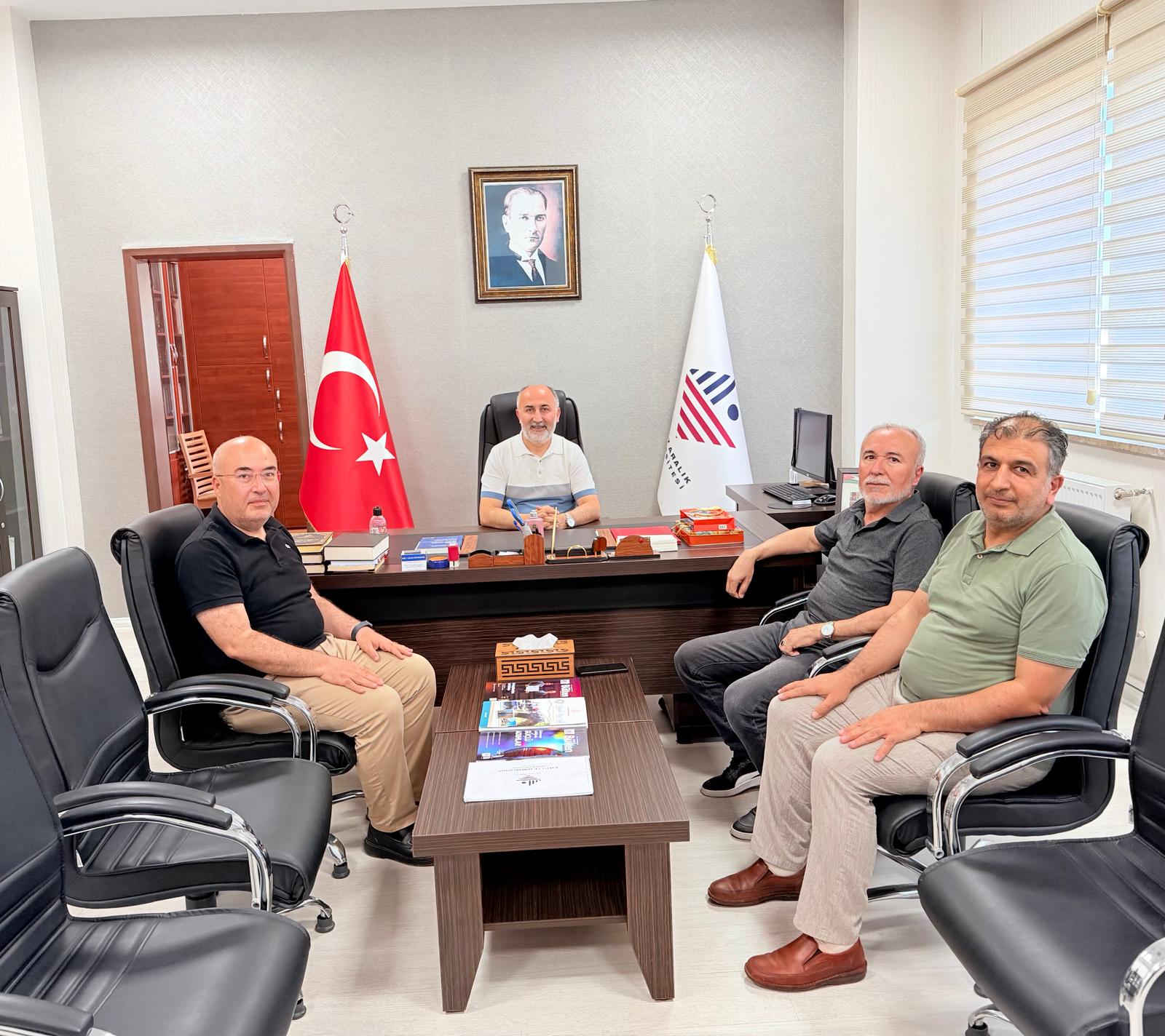 Mersin Üniversitesi İlahiyat Fakültesi Dekanı Prof. Dr. Abdulvahid Sezen ile Çukurova Üniversitesi İlahiyat Fakültesi Din Psikolojisi Anabilim Dalı Öğretim Üyesi Prof. Dr. Hasan Kayıklık, Fakültemizi Ziyaret Etti